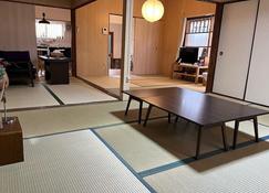 Between Kyoto and Osaka , close to the station !! - Takatsuki - Dining room