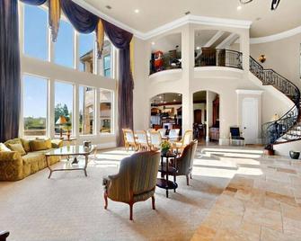 Spacious 4.5-Acre Estate Near Dallas w/ Pool, Spa, Theater, Gym & Guest House - Forney - Lobby
