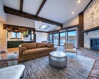 The Haüs Windham - Luxury Suites, Hot Tub, Mountain Views! - Windham - Living room