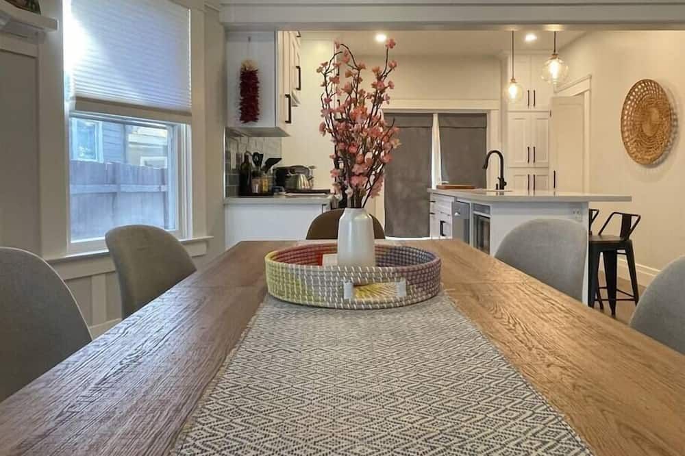 Modern, Artsy, 2 Bd, 1b Bungalow - סקרמנטו - חדר אוכל