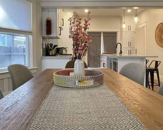 Modern, Artsy, 2 Bd, 1b Bungalow - Sacramento - Comedor