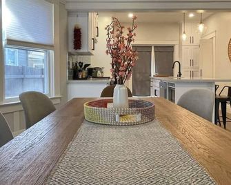 Modern, Artsy, 2 Bd, 1b Bungalow - סקרמנטו - חדר אוכל