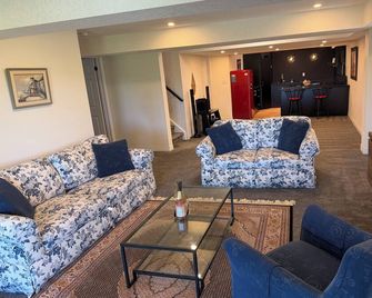 Cozy Nest with Comfort, friendly Beautiful Backyard, close to lake, hiking trial - Guelph - Living room