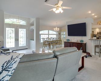 Pool, Grill And Golf Course Views Spring - Spring Hill - Living room