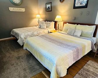 Double Queen Room - Salmon - Спальня