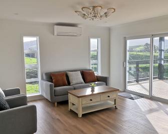 Karapiro Retreats Holiday House - Cambridge - Ruang tamu