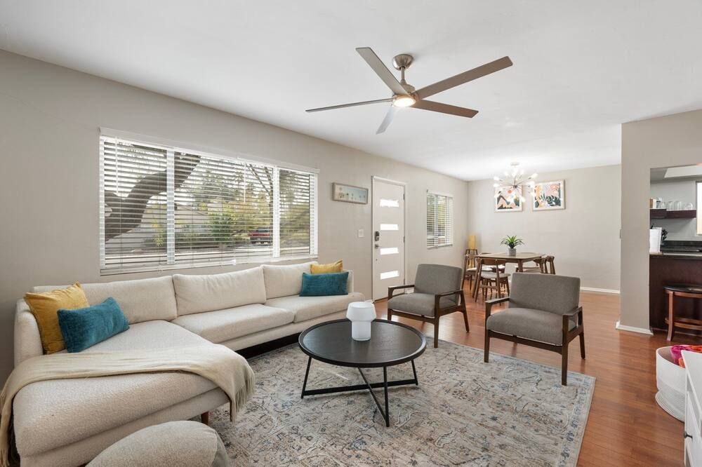 Sunburst Escape l Walk to Grocery l Pool l Hot Tub - Scottsdale - Living room