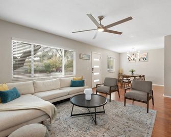 Sunburst Escape l Walk to Grocery l Pool l Hot Tub - Scottsdale - Sala de estar