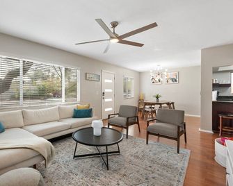 Sunburst Escape l Walk to Grocery l Pool l Hot Tub - Scottsdale - Living room