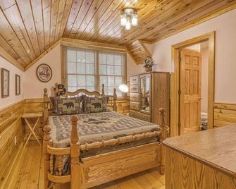 Hemlock Hollow, Pool Access, Free Tickets Each Paid Day, Wifi!!! - Sevierville - Schlafzimmer