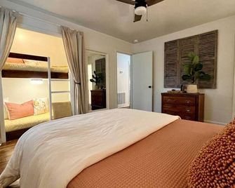 Harmony · Charming Home- 7 min to downtown - Knoxville - Bedroom