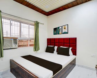 Hotel O Mathura Central Railway Junction Formerly Bhagwati Palace - Mathura - Slaapkamer