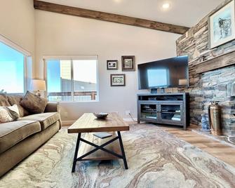 Amazing View Newly Remodeled -L2 Ev Charger- Pet Friendly - Cambria - Living room