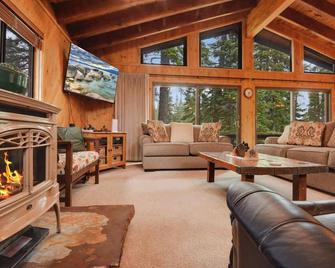 Lake Tahoe Treasure! Minutes From Beach & Skiing - Tahoma - Living room