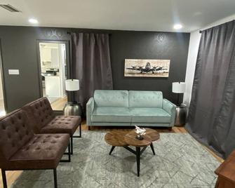 Cozy place with work space. - Thomasville - Living room
