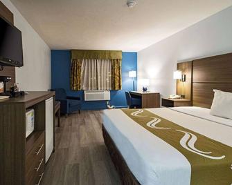 Quality Inn and Suites Tulare - Tulare - Bedroom