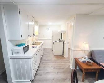 4 min walk to the beach. 1BD. Sleeps 4. Pets ok - Old Orchard Beach - Kitchen