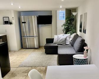 Pet friendly cozy basement apartment in Queen West - Toronto - Living room