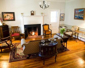Hopkins Ordinary Bed, Breakfast and Ale Works - Sperryville - Living room