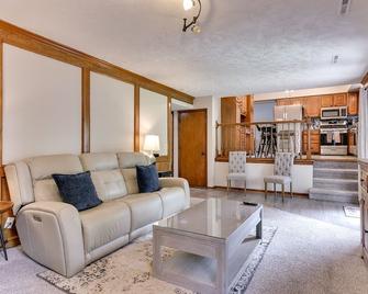 144th and Center! 10 mins to Village Point and 20 mins to downtown! - Omaha - Living room
