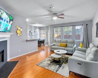 Roanoke Hidden Oasis Resort Style Living - Roanoke - Living room