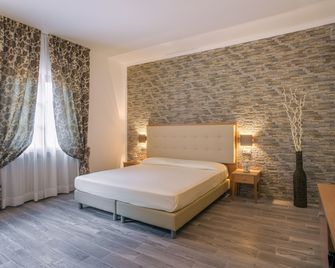 Hotel Il Buongustaio - Massa - Спальня