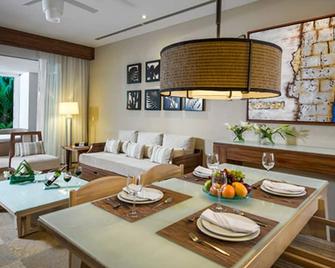 Grand Bliss luxury 5 star 2 bedroom suite w/ a Large Balcony with pool - Acapulco - Vardagsrum