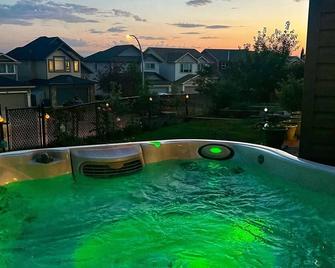 High-End Suite with Mountain Scenery & Spa Hot Tub - Cochrane