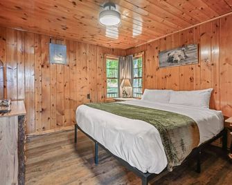 Catfish Lakeside Cottage - Eagle River - Bedroom