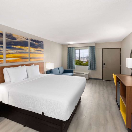 Bedroom view of Days Inn & Suites by Wyndham Vicksburg