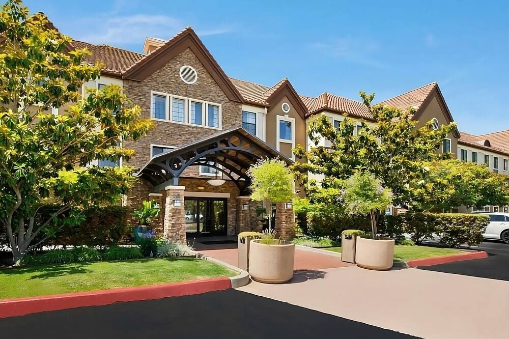 Relax Near San Diego Attractions! Full Kitchen, Outdoor Pool, Free Breakfast - San Diego - Building