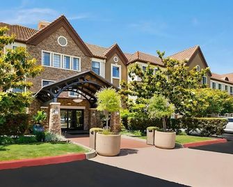 Relax Near San Diego Attractions! Full Kitchen, Outdoor Pool, Free Breakfast - San Diego - Building