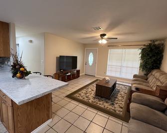 Modern Updated Family Home - Lufkin - Living room