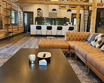 Cabin on 15 acres with Mtn view, firepit, Starlink - Whitefish - Lounge