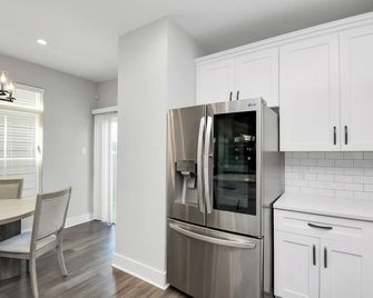 Family Friendly Spacious 3 Bedroom w Pool Table - Sugar Land - Kitchen