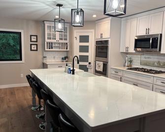 Birchwood Farms Cabin, 25 Acres, 4 Wheel and Snowmobile Trail. Sleeps 10-12 - Trego - Kitchen