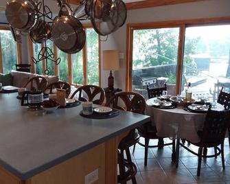 Private infinity pool, plus your own dock, kayaks, and bikes on the waterfront! - Reedville - Comedor