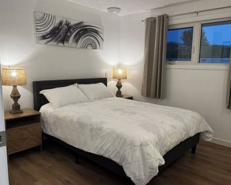 Spacious and Cozy Bunglow with 4 Bedrooms-Sweet Home with Free Parkings - Regina - Bedroom