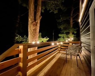 The Raven Cabin at Bird Hollow, 10 miles from Chattanooga, New Build - Flintstone - Balcony