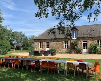Charming longère, vast green spaces, private covered swimming pool - Château-Gontier - Patio