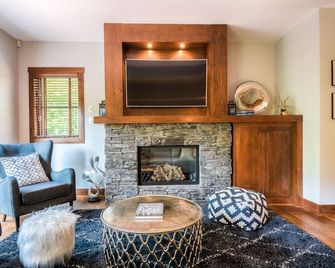 Étoile du Matin Tremblant Luxury Ski In Ski Out - Mont-Tremblant - Living room