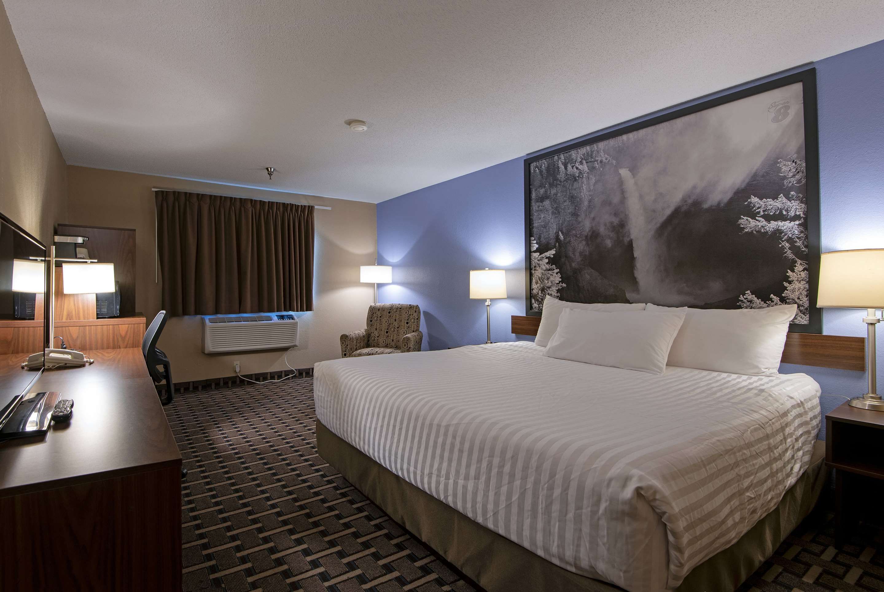 Super 8 by Wyndham Kamloops On The Hill - קאמלופס - חדר שינה