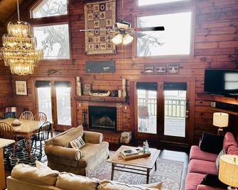 Log Cabin Home Fantastic Sunsets! Private Boat Ramp Big Water Fiber Wifi - Cordele - Living room