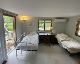Direct Water Access to Lake! w/ Boat Dock, Heat, AC, TV & Internet, Sleeps 6 - Moultonborough - Bedroom
