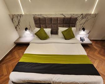 Square 9 Inn - Gurugram - Bedroom