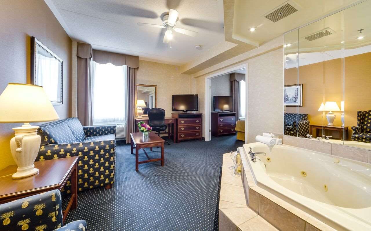 Monte Carlo Inn Airport Suites