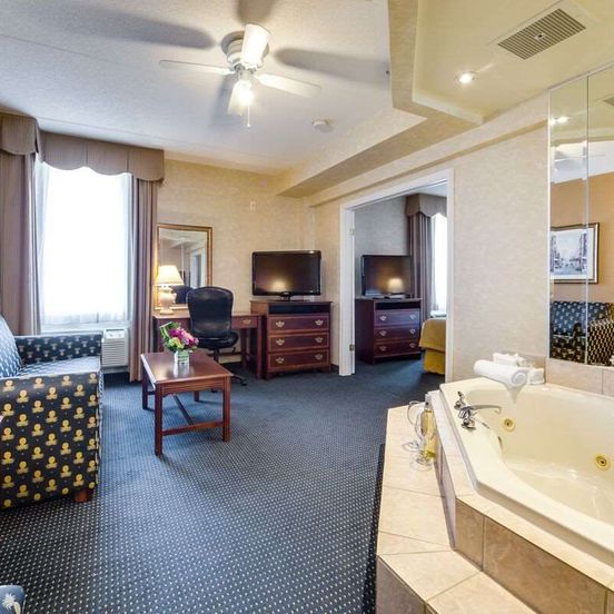Monte Carlo Inn Airport Suites image 1