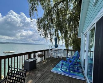 Charming Cottage with great views on Cayuga Lake in Sheldrake - Interlaken - Balcony