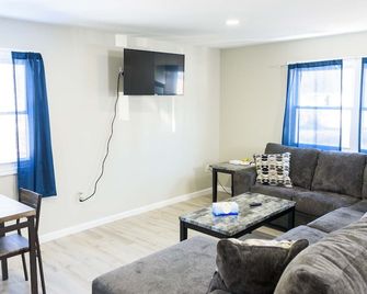 Gorgeous View Poconos Cabin! Special Pricing! - Henryville - Living room