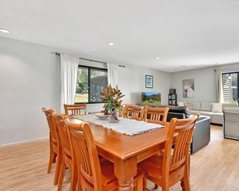 Condo 105 at Horizons Golf Resort - Salamander Bay Nsw - Salamander Bay - Dining room